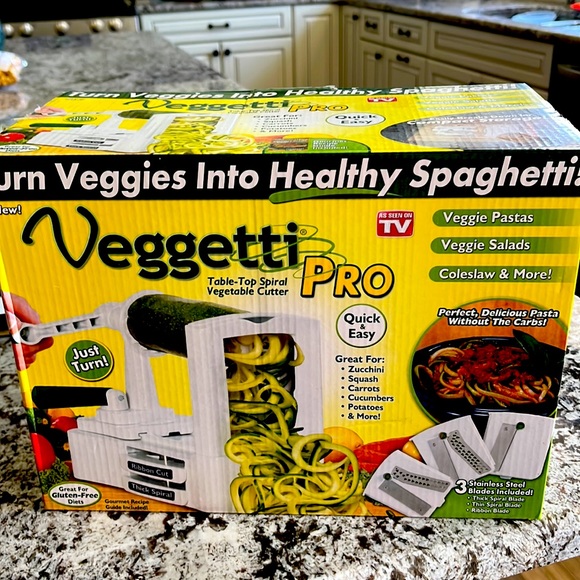 Veggetti Pro table top spiral vegetable cutter. - Picture 1 of 6